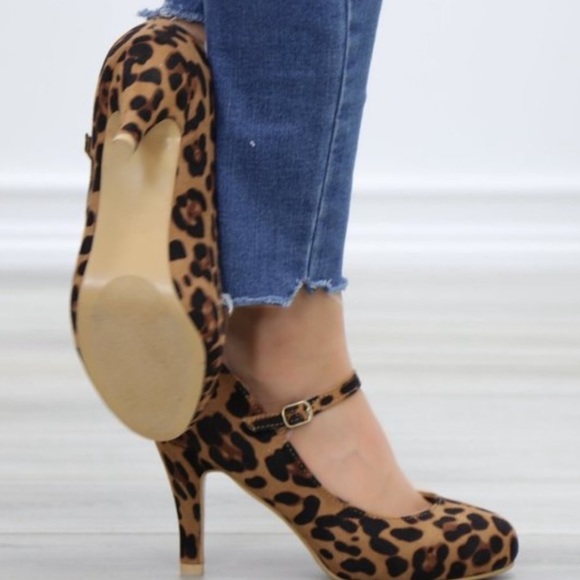 🎊HP🎊 NWT Rockabilly Strappy Leopard Suede Low 3.5” heel Size 5.5 boxed - Picture 5 of 6